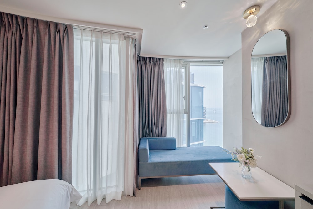 Family Twin Room (No view) - Photo 7