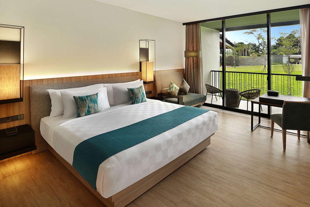 Deluxe Room, 1 King Bed, Balcony photo 3