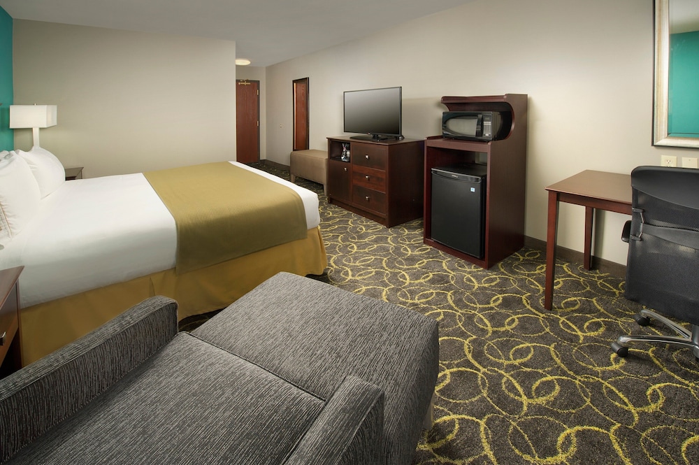 Suite, 1 King Bed, Accessible (Mobility, Accessible Tub) - Photo 2