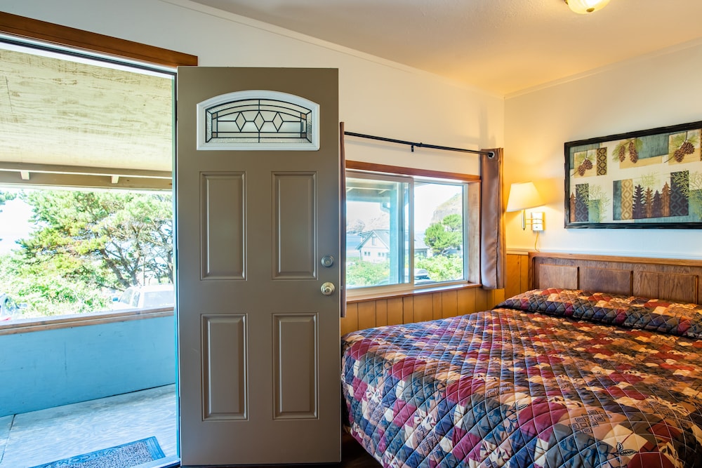 Two Bedroom Cabin, Kitchen, Ocean View photo 2