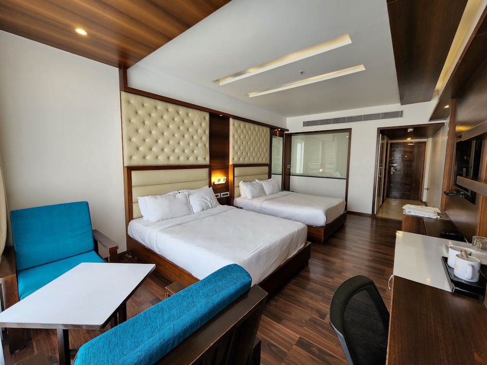 Club Double Room, 2 Queen Beds photo 1