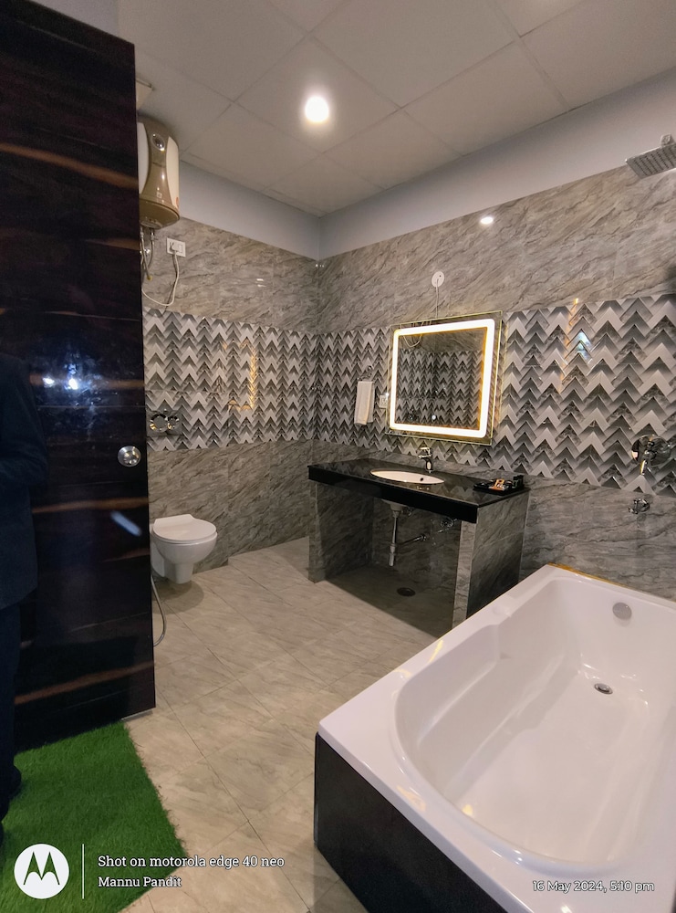 Suite - Photo 1