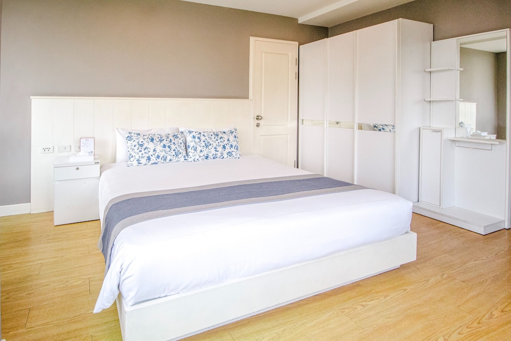 Deluxe Room, 1 King Bed photo 3