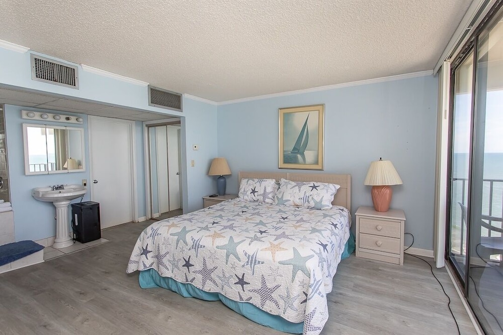 Condo, 2 Bedrooms photo 2