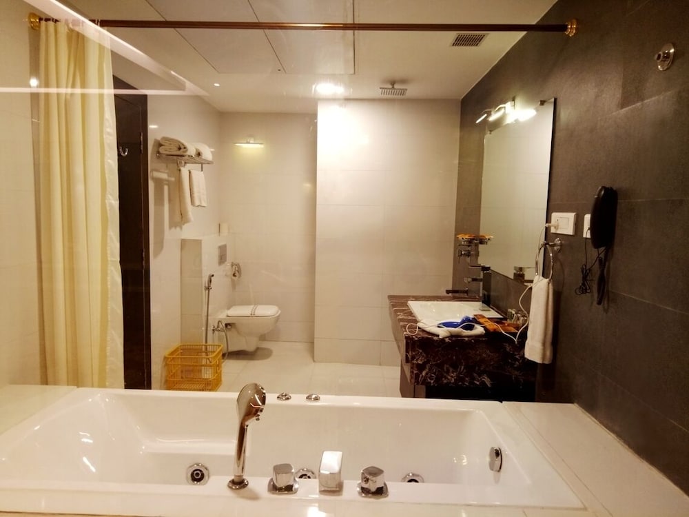 Dynasty Suite photo 3