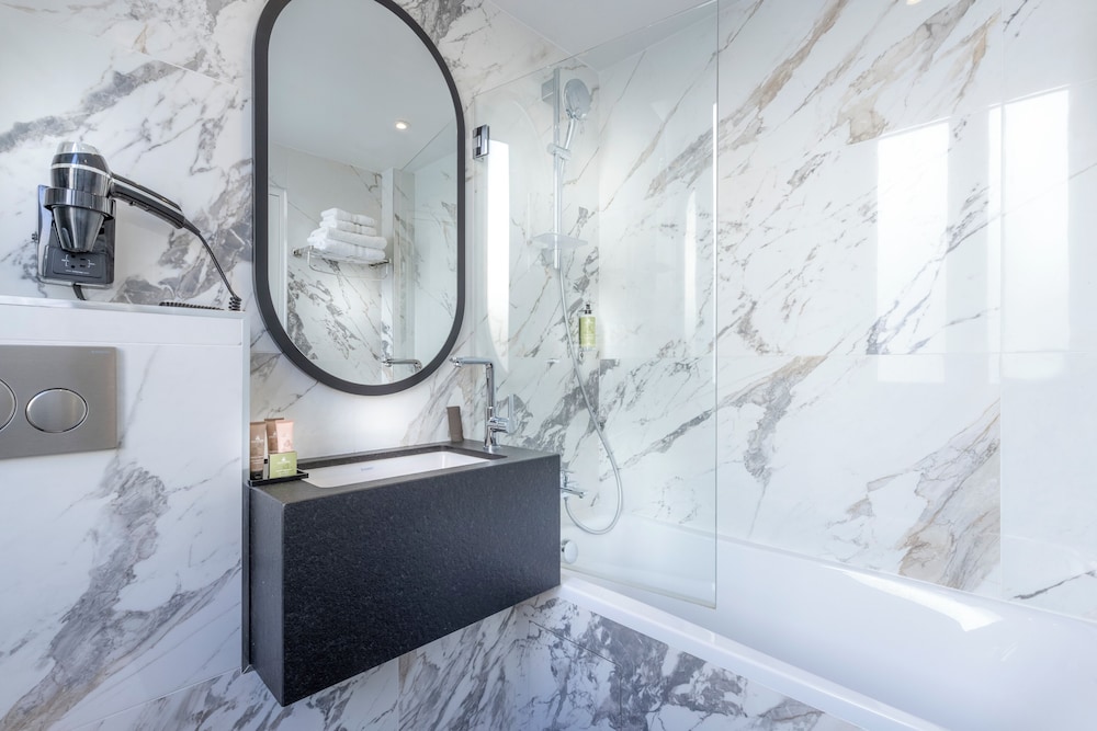 Superior Room, Bathtub