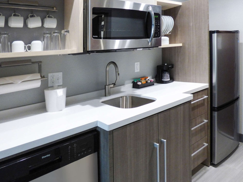 Suite, 1 King Bed, Accessible, Bathtub - Photo 3