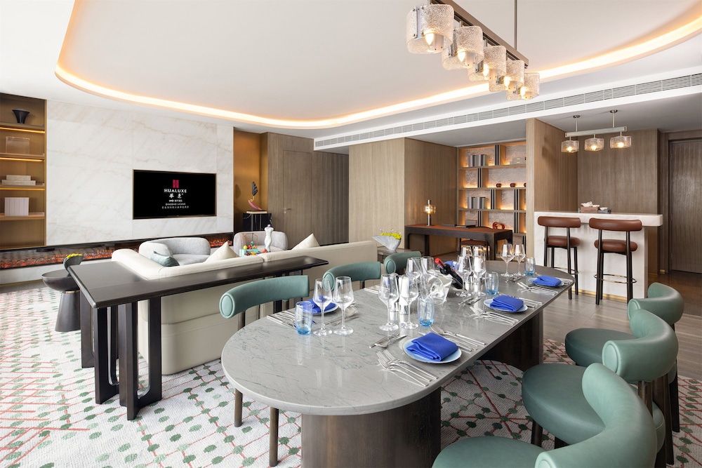 Suite, 1 King Bed, Club Lounge Access - Photo 3