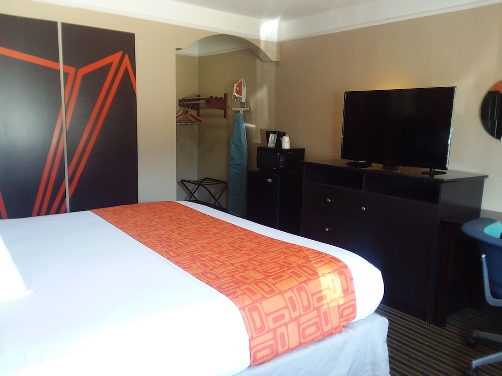 Standard Room, 1 King Bed - Photo 2