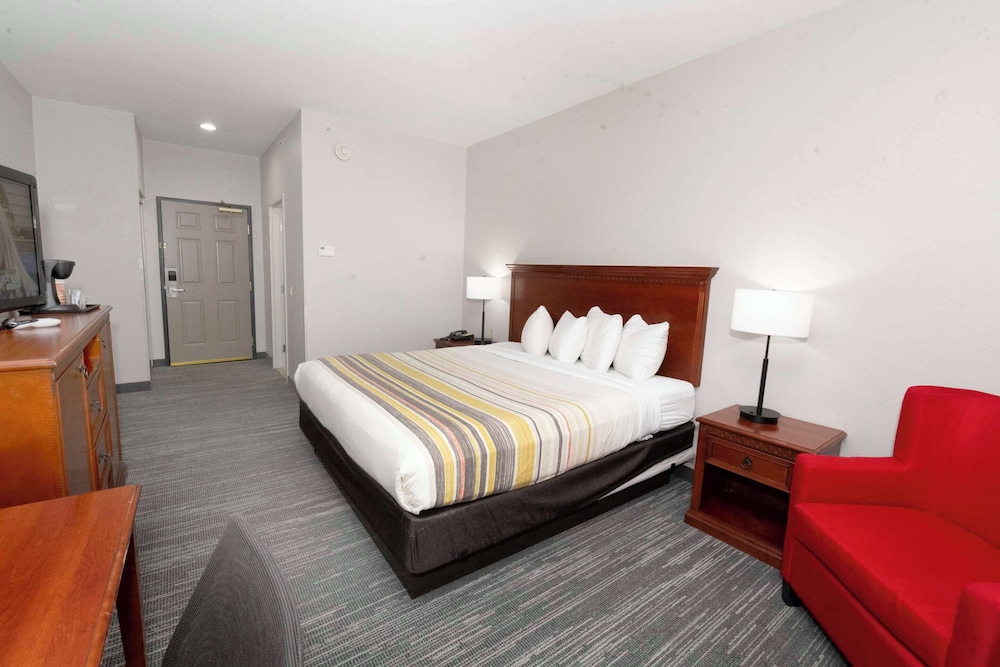 Room, 1 King Bed, Non Smoking - Photo 3