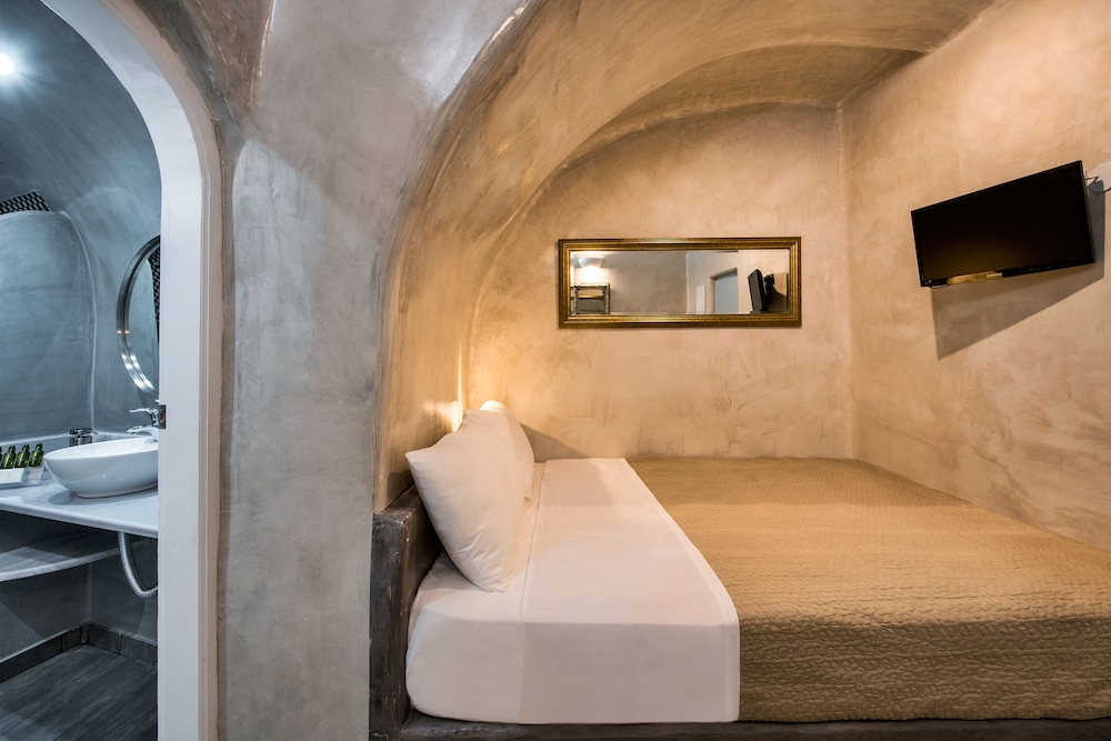 Traditional Double Room (Cave)