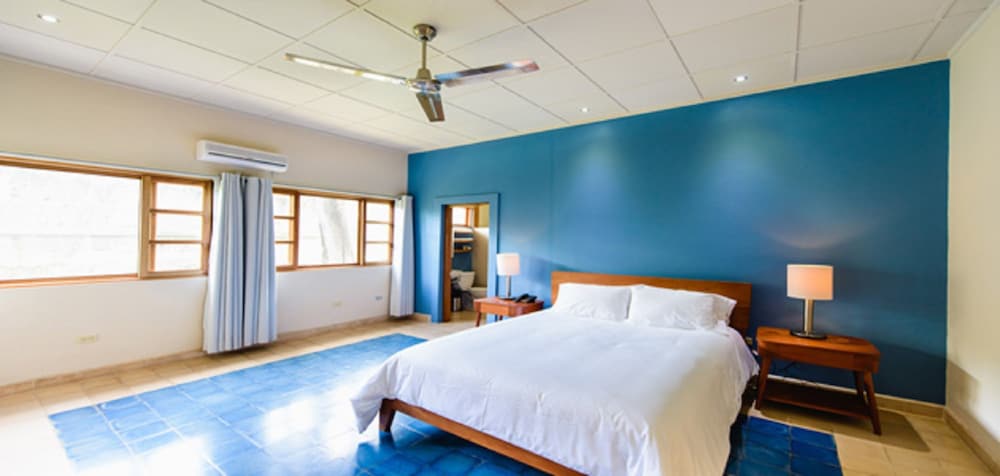Deluxe Room, 1 Queen Bed (Queen Interior Room) photo 1