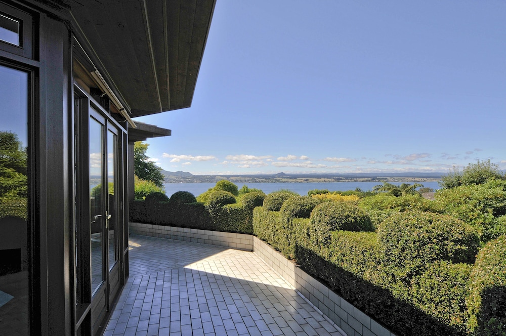 Lake Executive Suite photo 3