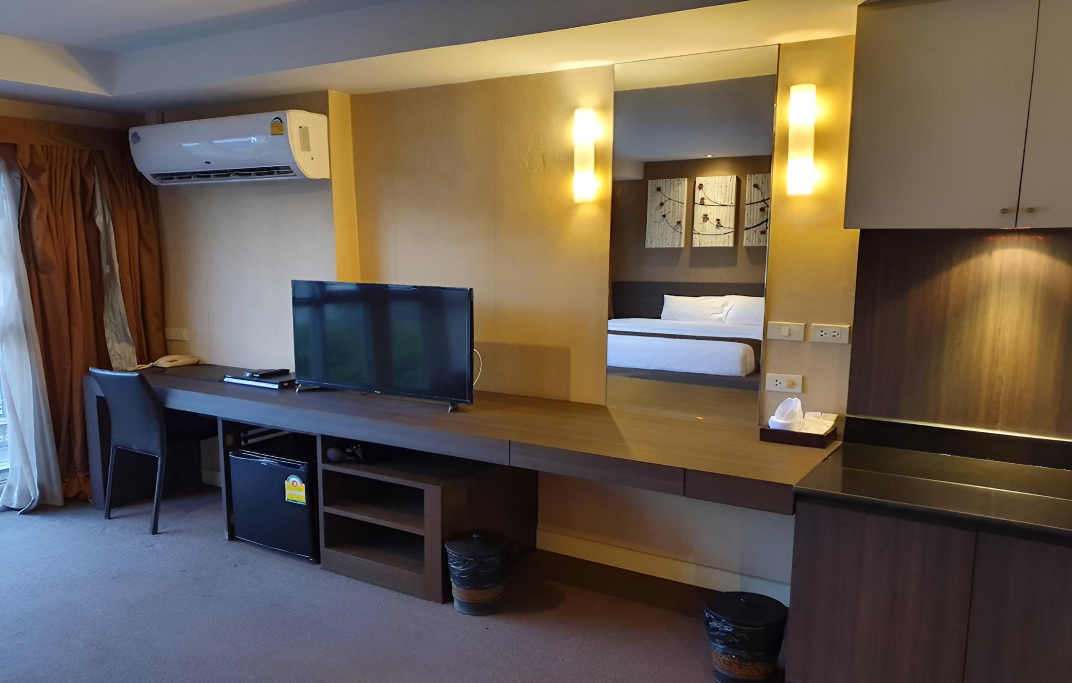 Executive Suite, 2 Twin Beds photo 3