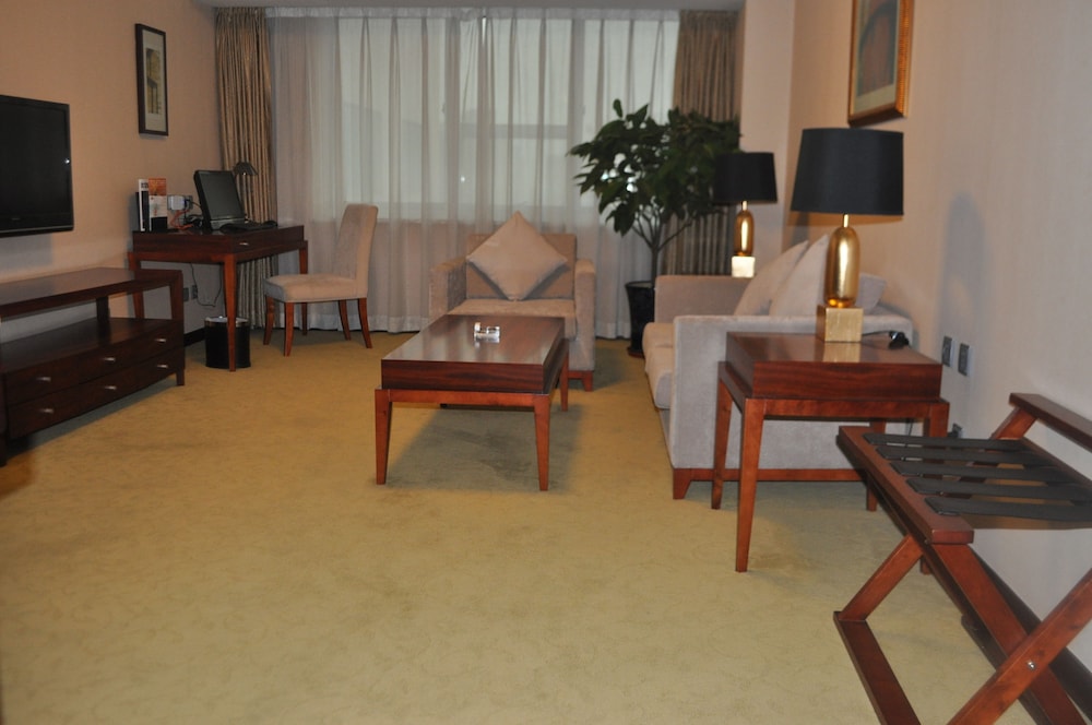 Executive Suite, 1 King Bed, Non Smoking photo 2