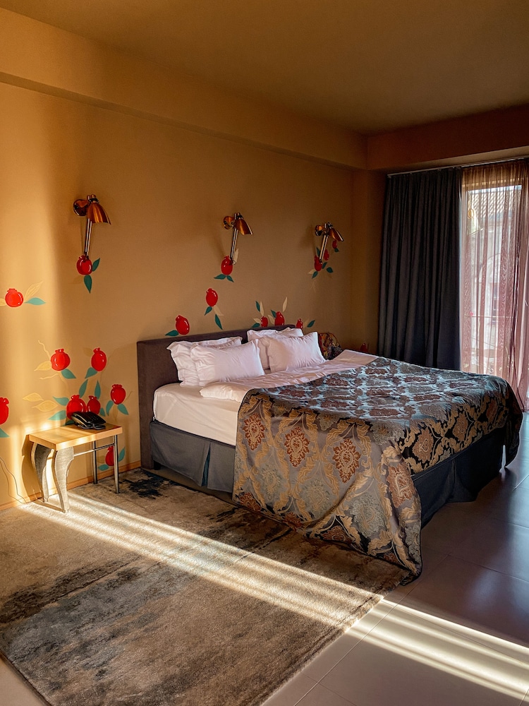Family Room, Multiple Beds, Balcony, City View photo 3