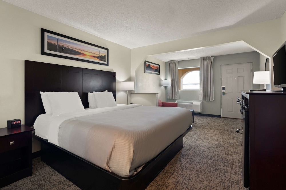 Standard Room, 1 King Bed, Non Smoking - Photo 3