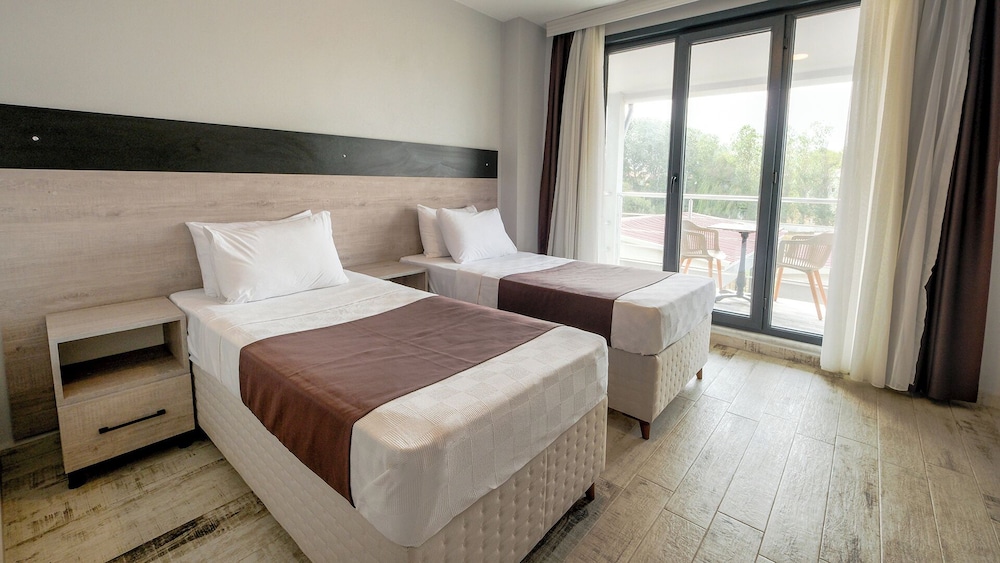 Superior Room with Balcony Sea View - Photo 12