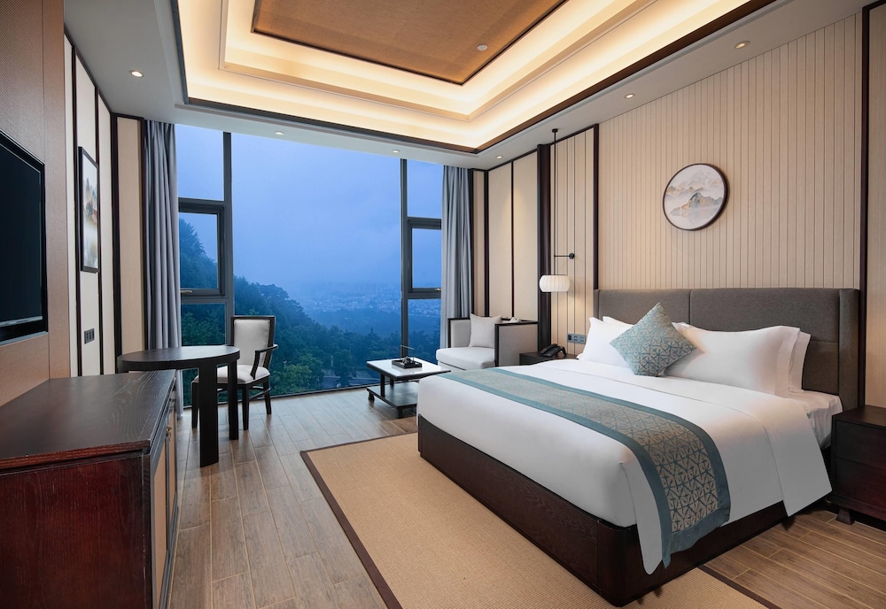 Executive Room, 1 King Bed, Smoking, Garden View