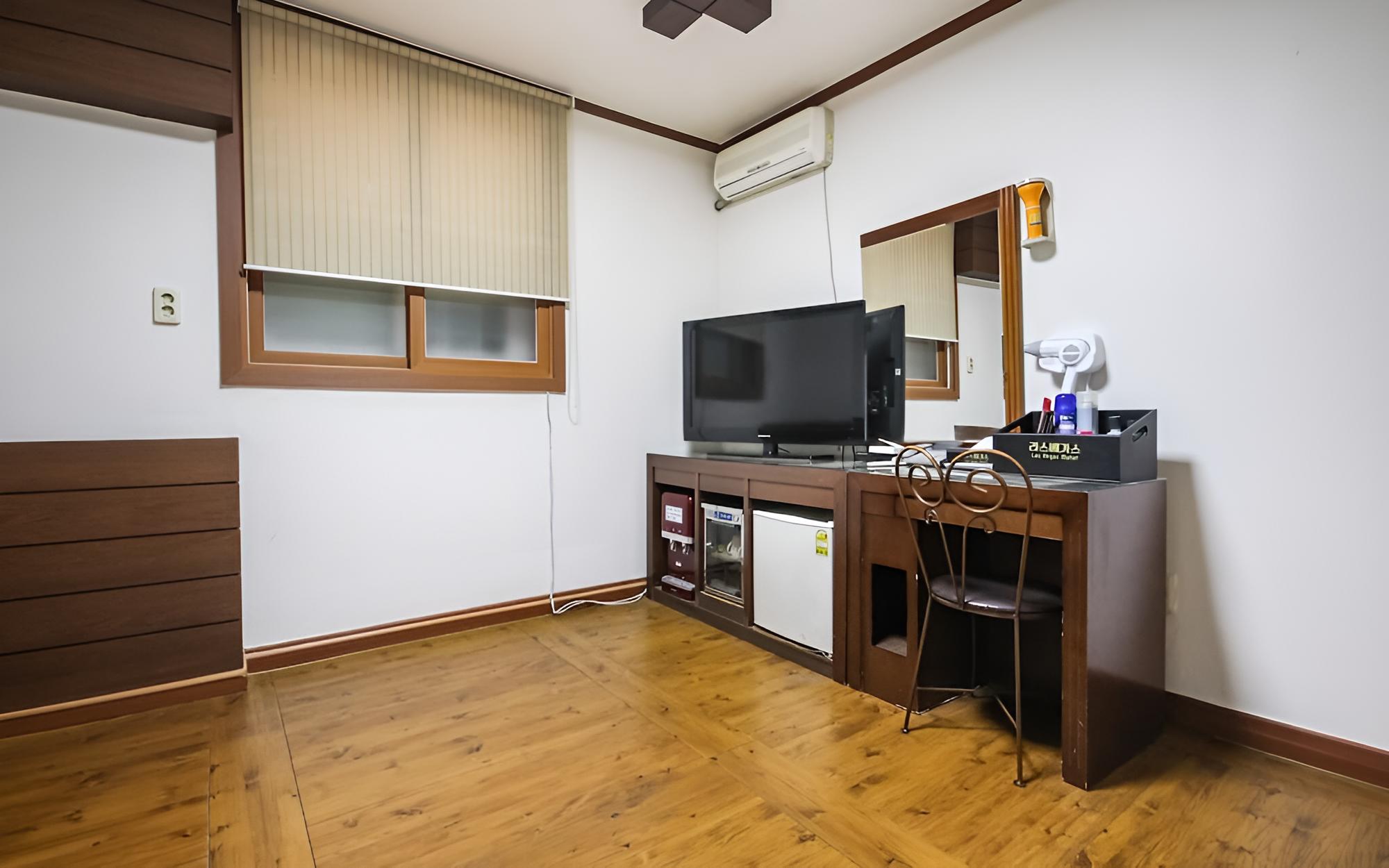 Room (Family room (standard air purifier)) - Photo 2