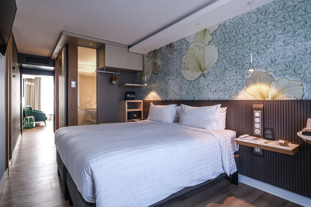 Suite, 1 King Bed thumbnail 5