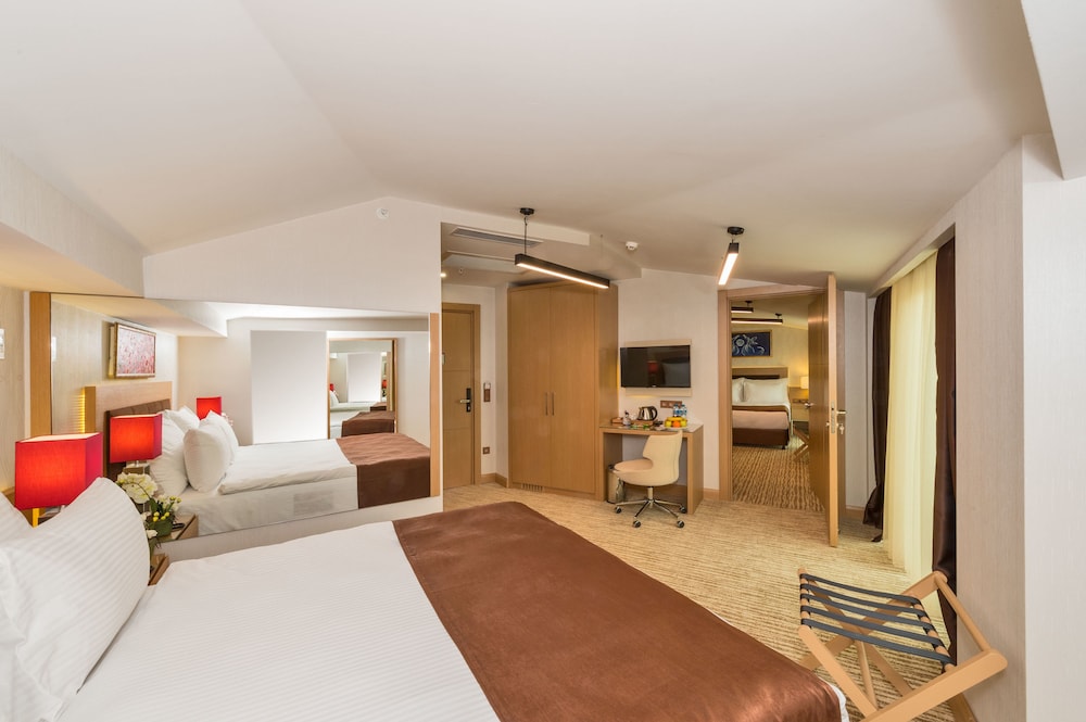 Family Room, 2 Bedrooms, 2 Bathrooms, City View photo 1