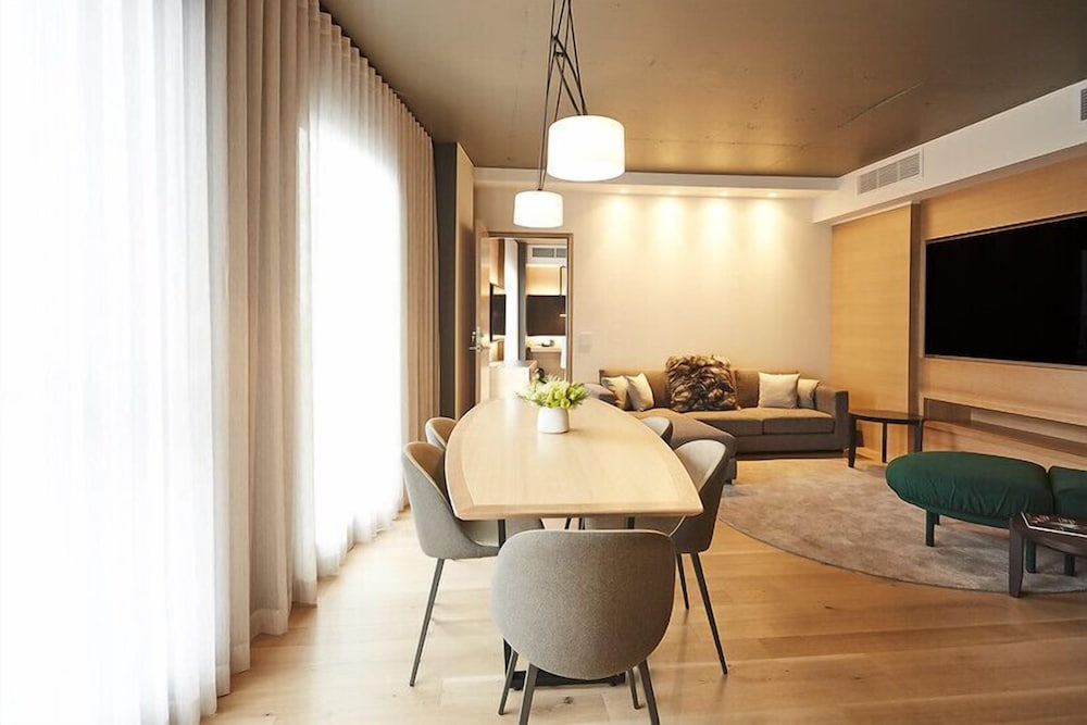 Premier Suite thumbnail 6