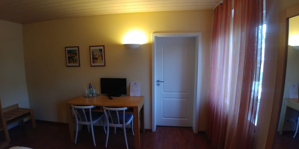 Deluxe Double Room, Bathtub (And Shower) photo 2