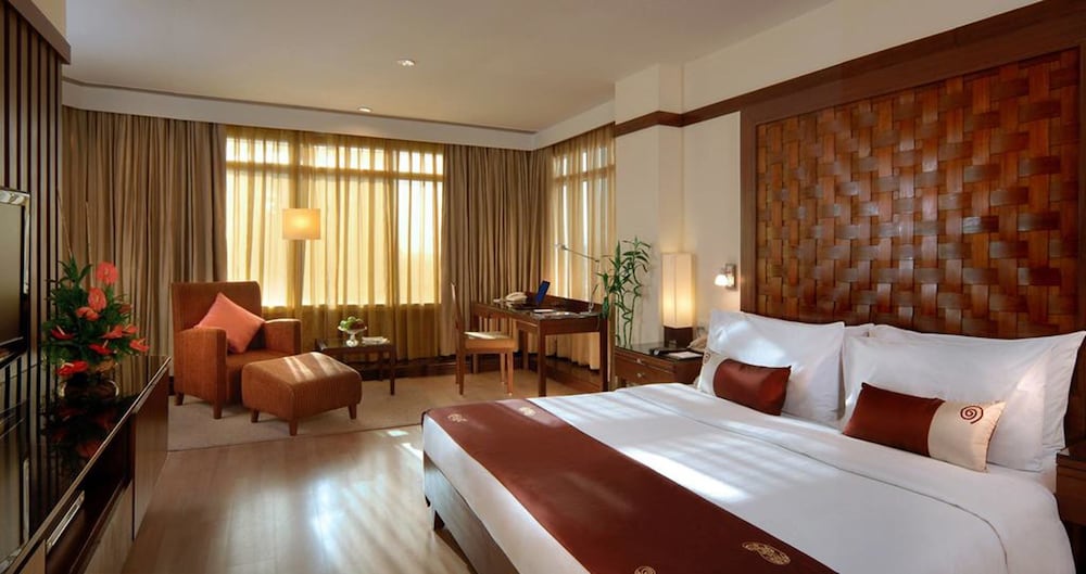 Junior Suite, 1 King Bed, City View (Junior Suite) - Photo 1