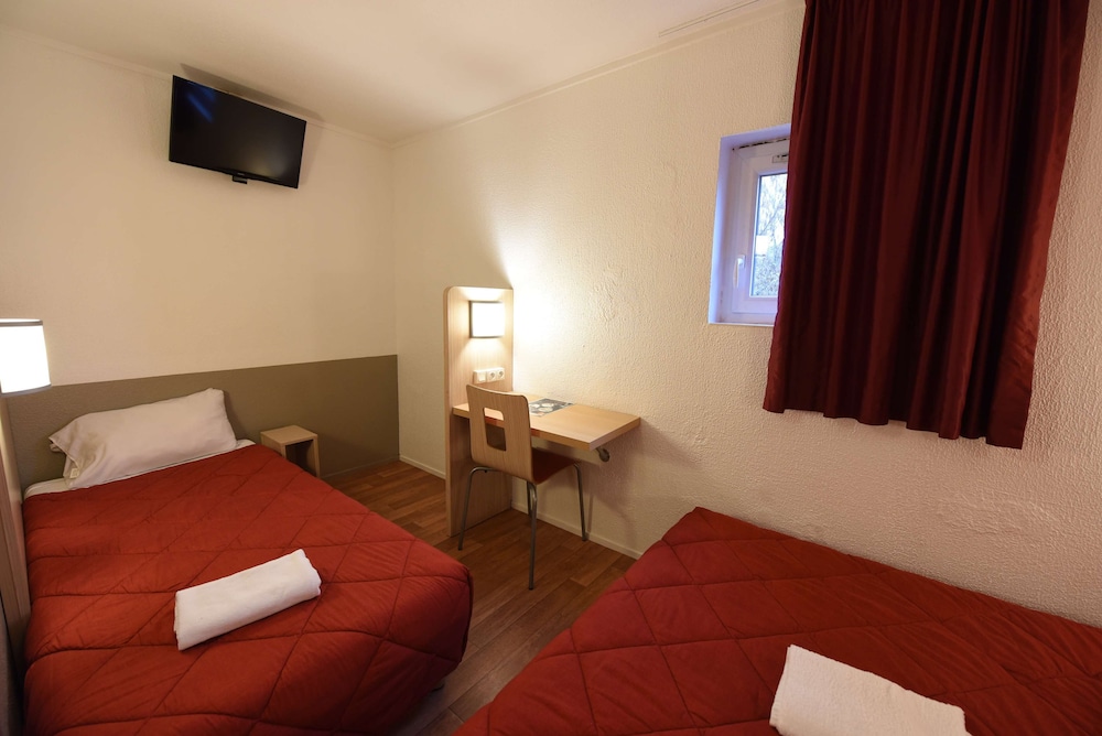 Standard Room, Multiple Beds (1 Double and 1 Single bed) - Photo 3