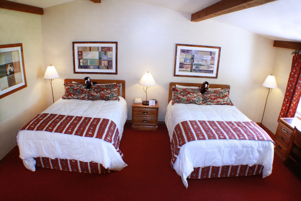 Standard Double Room, 2 Queen Beds, Mountain View, Courtyard Area photo 1