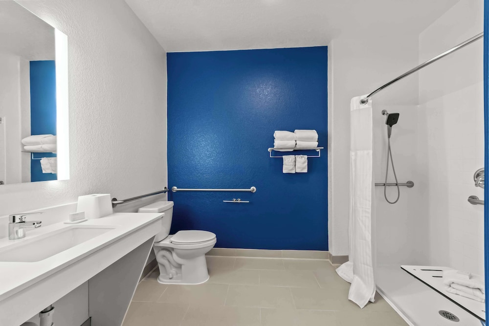 Room, 2 Queen Beds, Accessible (Mobility & Hearing, Roll-in Shower) - Photo 5