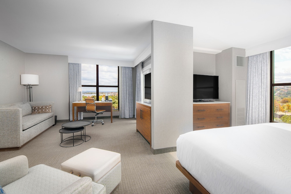 Executive Suite - Photo 1