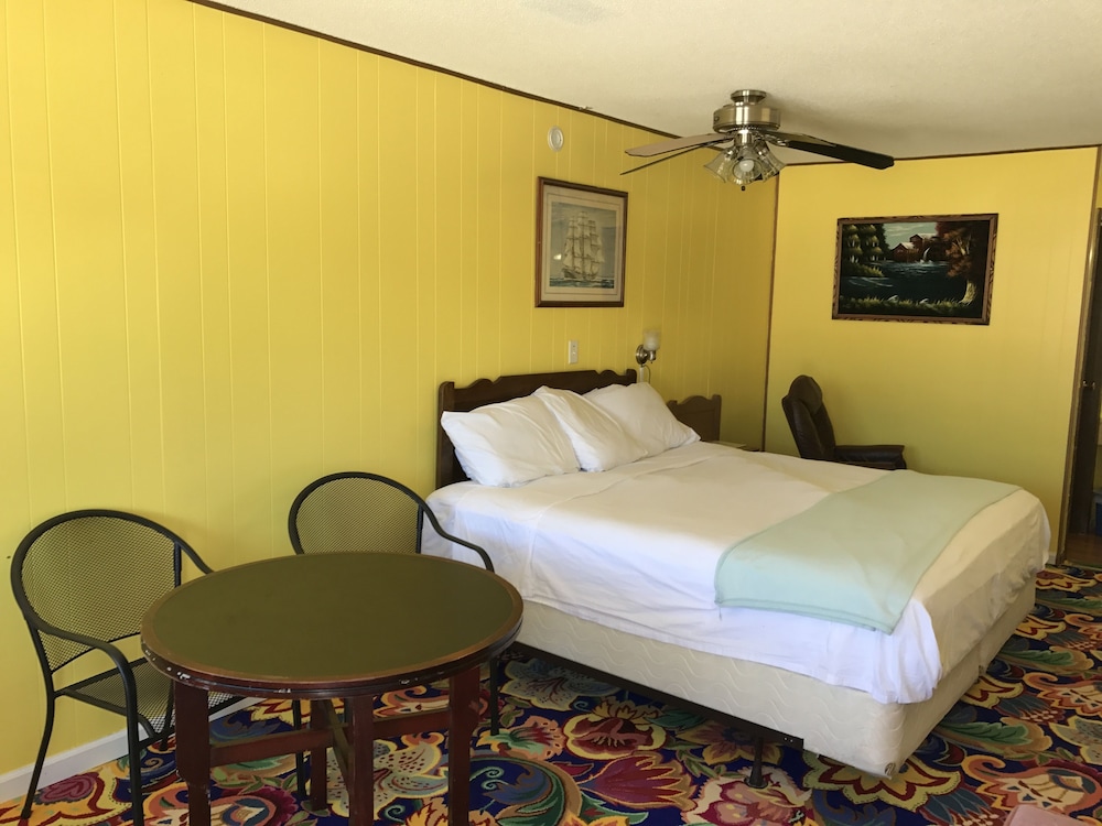 Standard Room, 1 King Bed photo 2