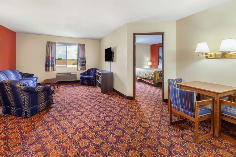 Suite, 1 King Bed, Hot Tub - Photo 2