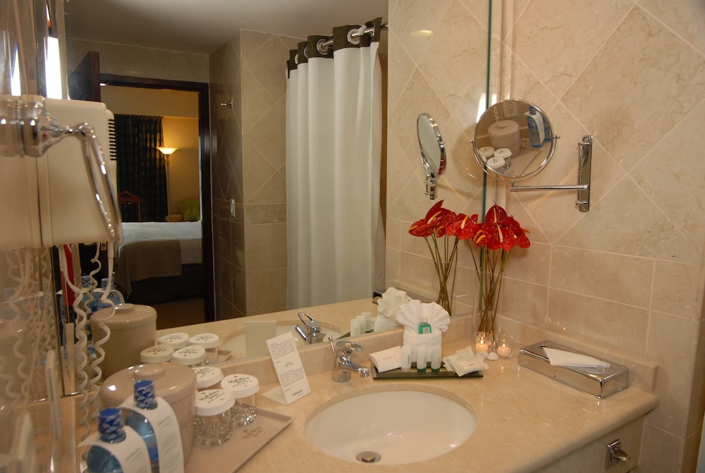 Standard Room, 2 Double Beds - Photo 6