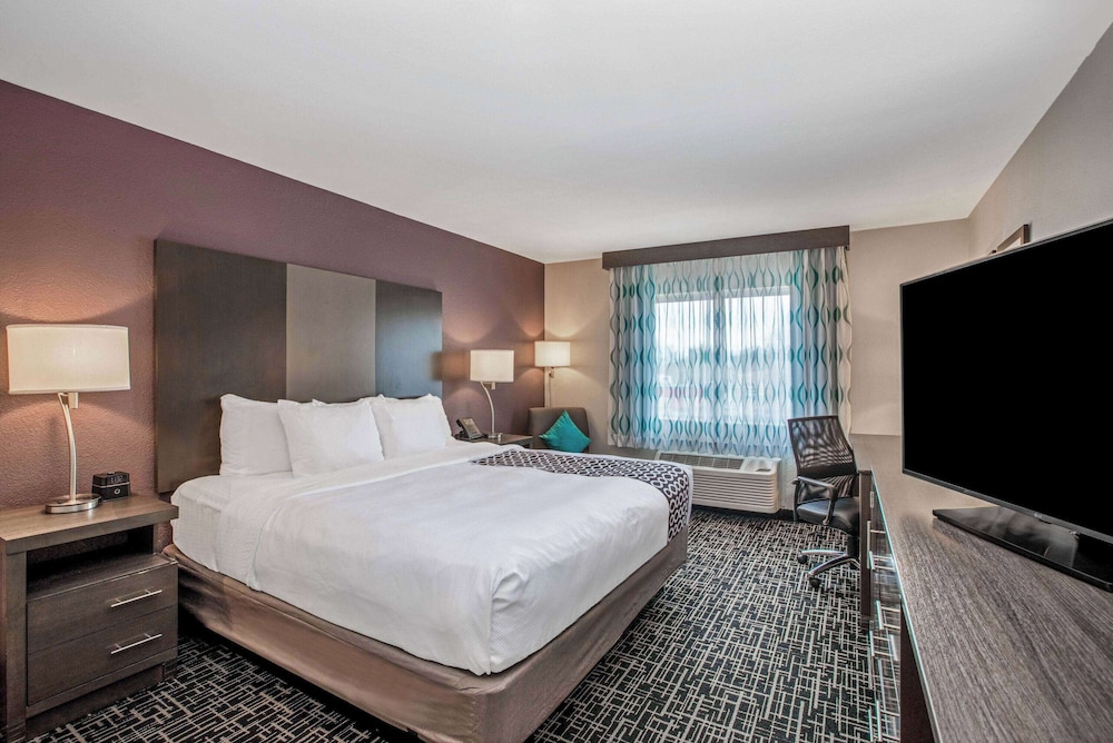 Deluxe Room, 1 King Bed, Non Smoking - Photo 1