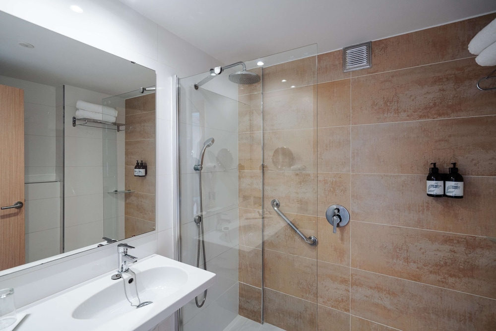 Standard Twin Room, Balcony thumbnail 5