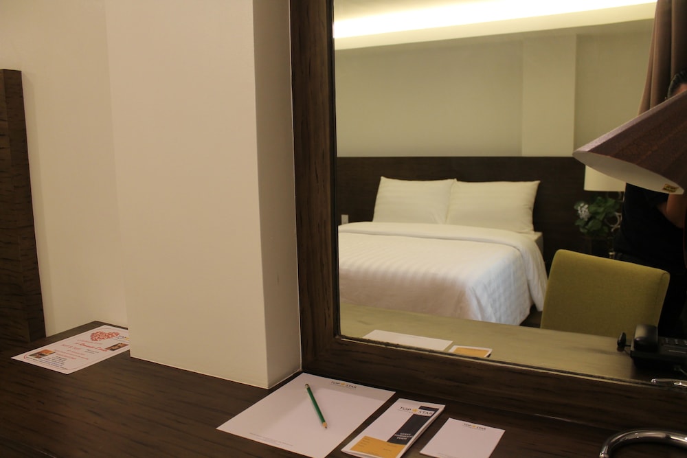 Superior Single Room, 1 Queen Bed photo 3