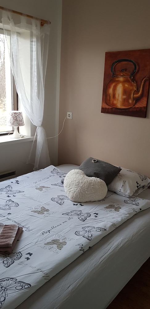 Basic Single Room, Shared Bathroom photo 2