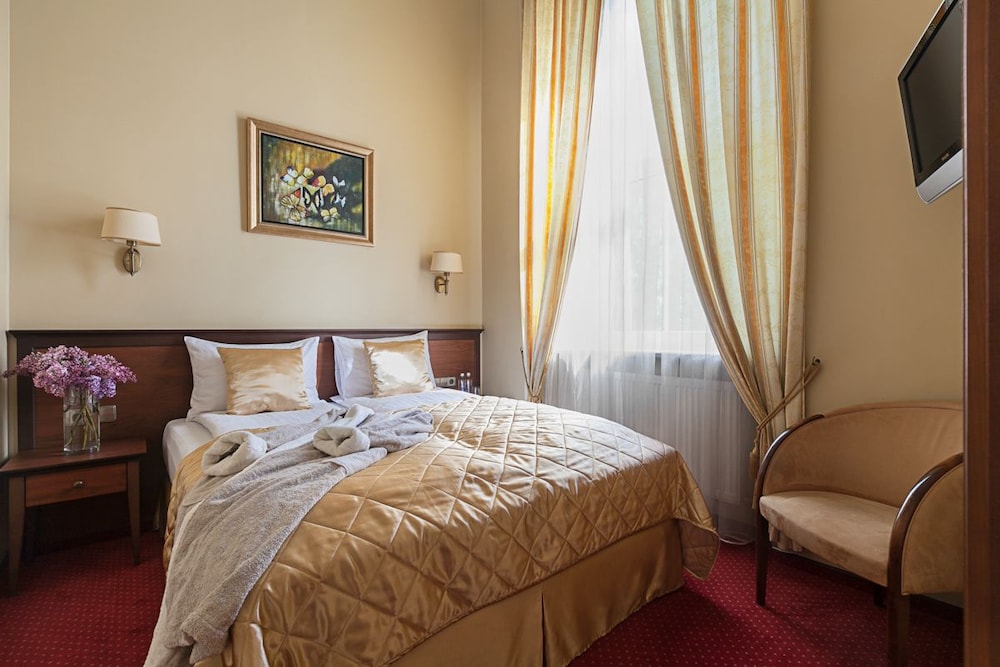 Deluxe Double Room, 1 Queen Bed, City View photo 2