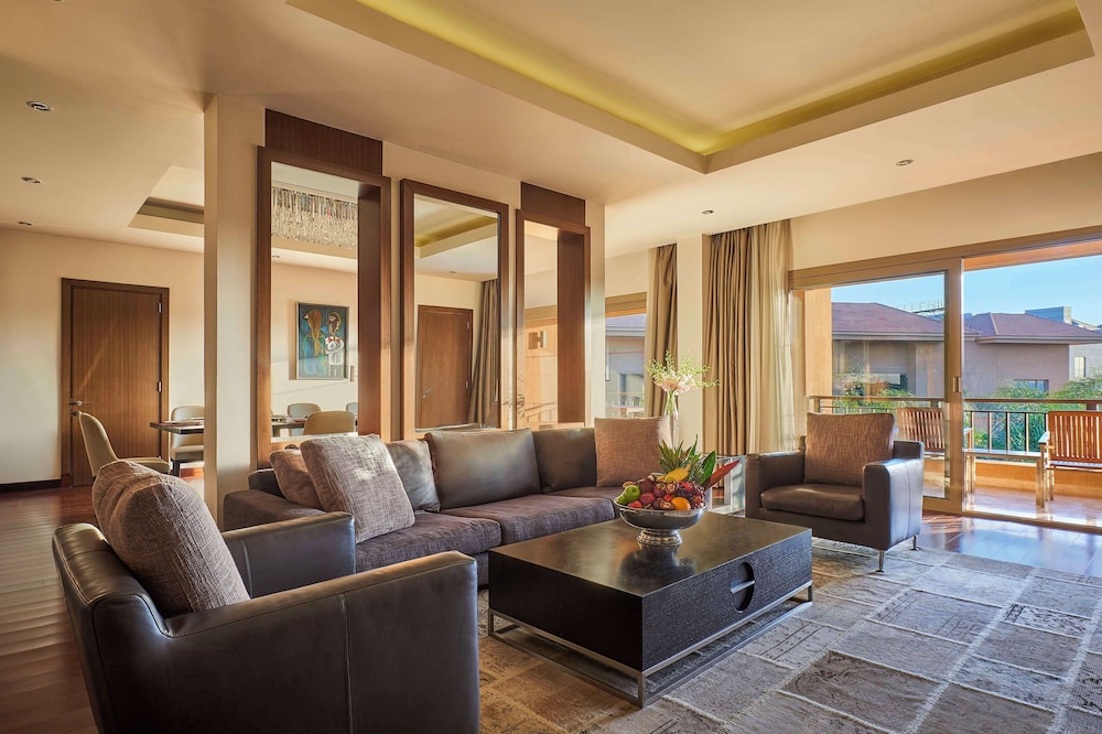 Executive Suite 1 King, Club Privileges, Balcony, Poolview/Lake View, Kitchen - Photo 1