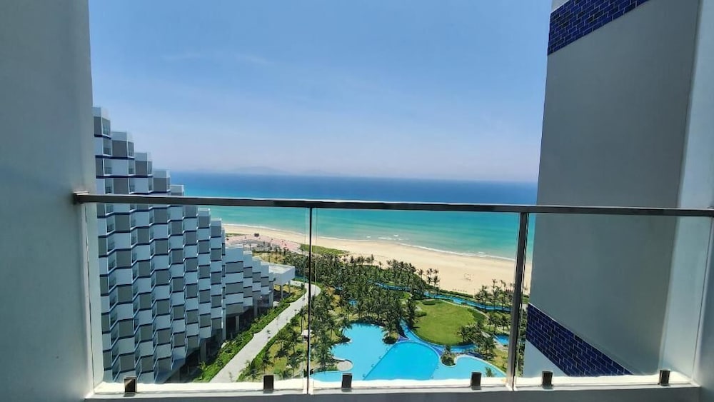 Deluxe Triple Room, Balcony, Partial Sea View photo 2