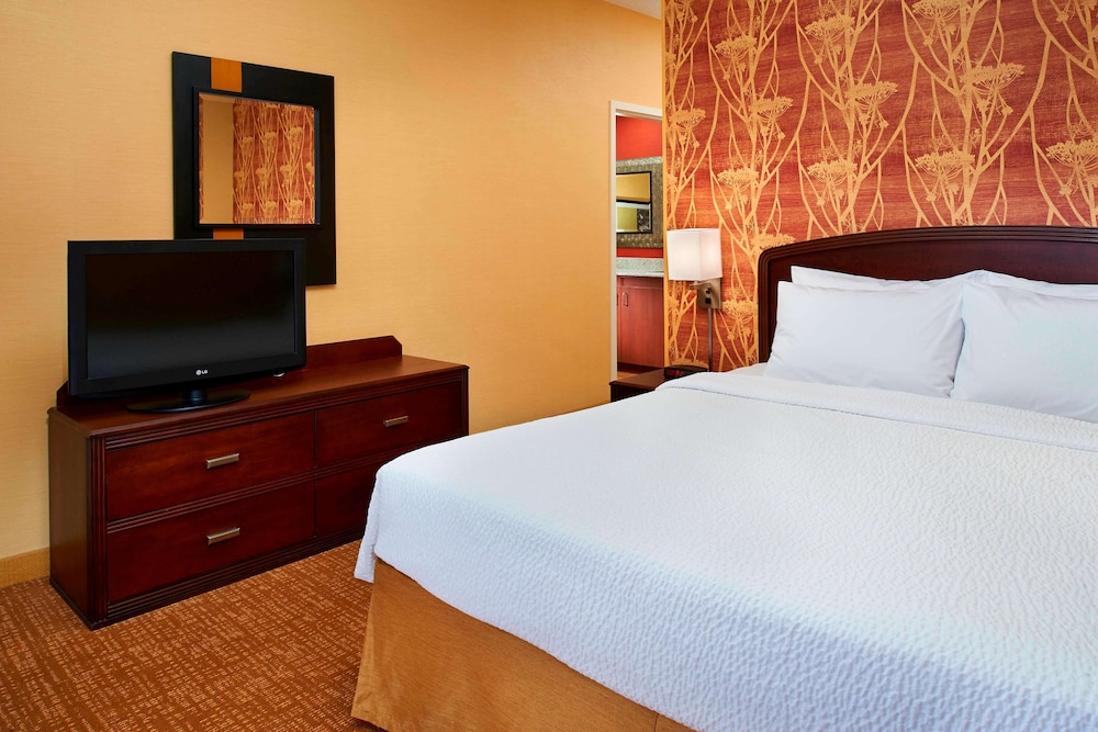 Deluxe Room, 1 King Bed With Sofa Bed, Pool View photo 2