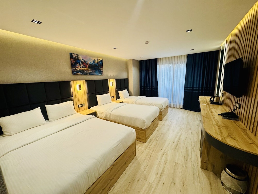 Deluxe Quadruple Room, City View