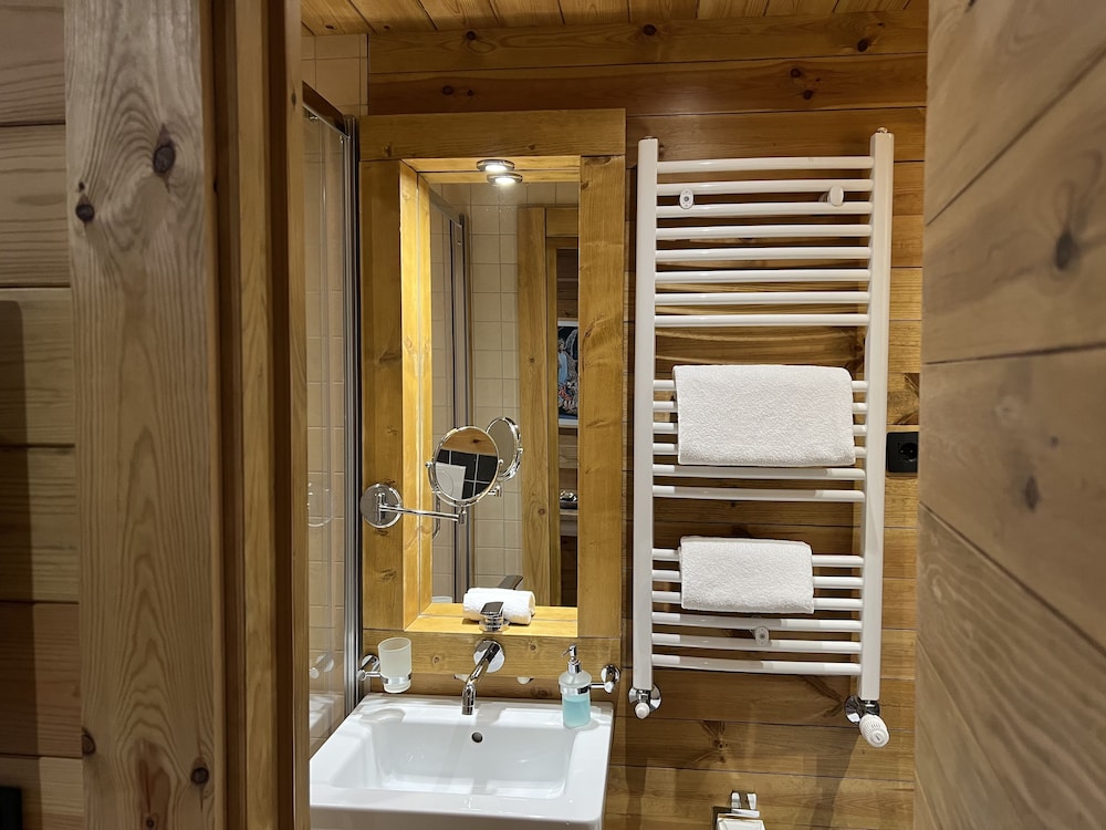 Deluxe Suite - Photo 15