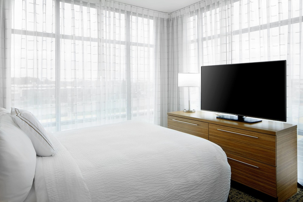 Studio, 1 King Bed with Sofa bed (Mobility/Hearing Accessible, Tub) photo 3