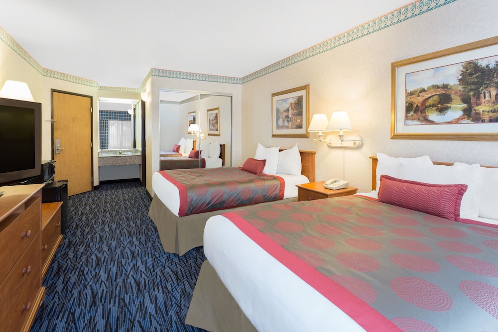 Room, 2 Double Beds, Non Smoking - Photo 2