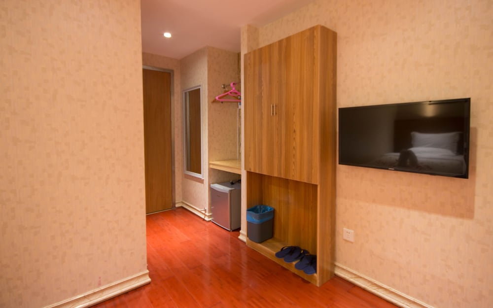 Deluxe Twin Room, No Windows photo 3
