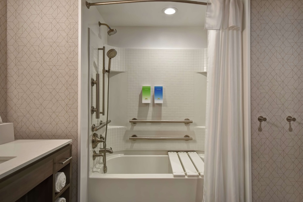 Suite, 1 Queen Bed, Accessible, Bathtub photo 2
